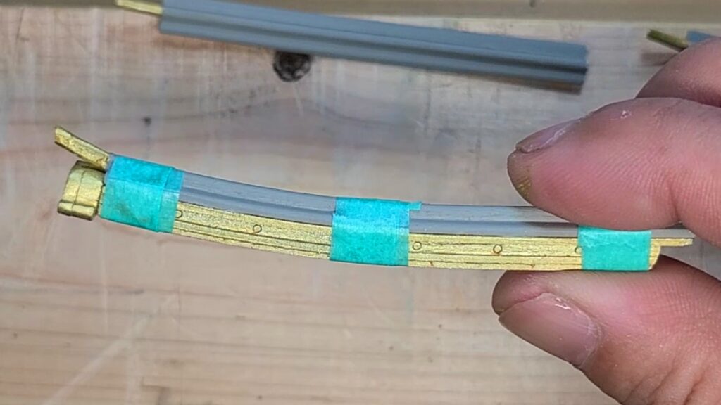 ウッディジョー 日光東照宮陽明門作り方　降り棟と冠瓦は、テープを巻いて 接着します