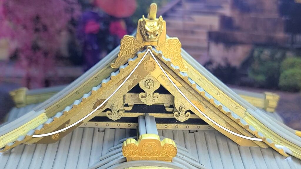 ウッディジョー 日光東照宮陽明門作り方　掛瓦の取り付けは、中心に向かって垂れるように張ると、曲線を美しく見せることが出来ます