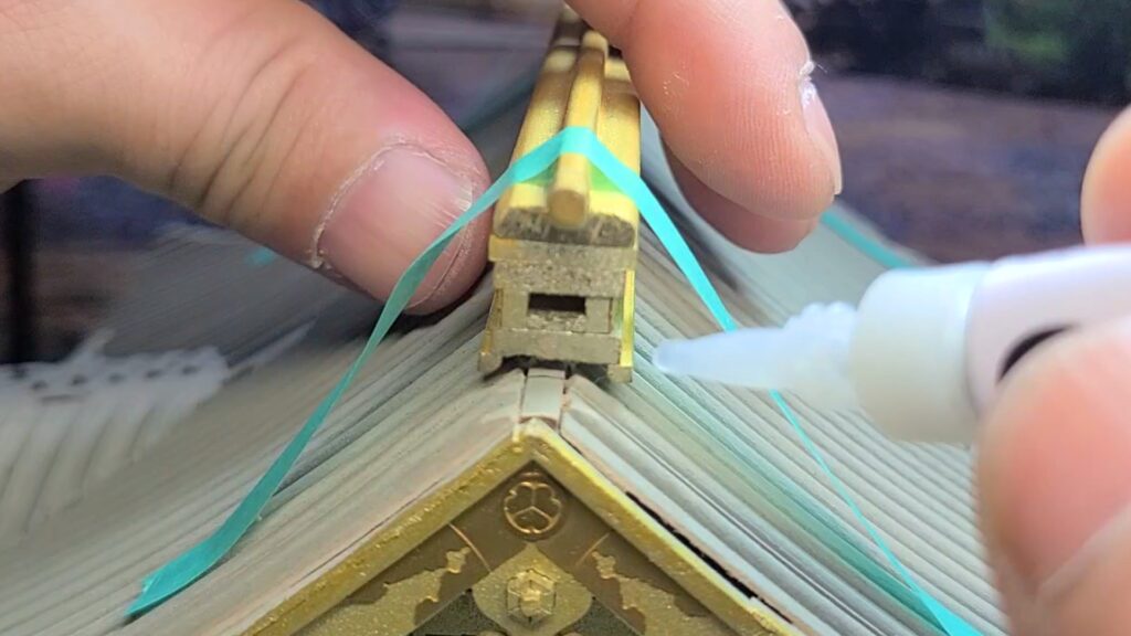 ウッディジョー 日光東照宮陽明門作り方 　大棟の接着は、瞬間接着剤を使います