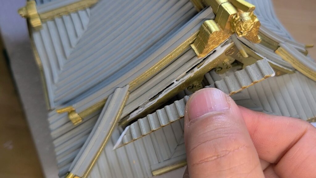 ウッディジョー 日光東照宮陽明門作り方　掛瓦を、妻破風板に貼り付けます