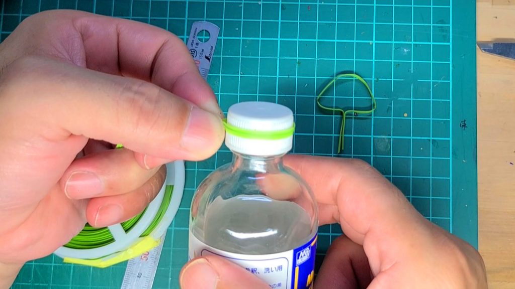 ウッディジョー1/50陽明門のジオラマ用に うすめ液のキャップを使って緑のビニタイでさつきの丸い骨組みを作る