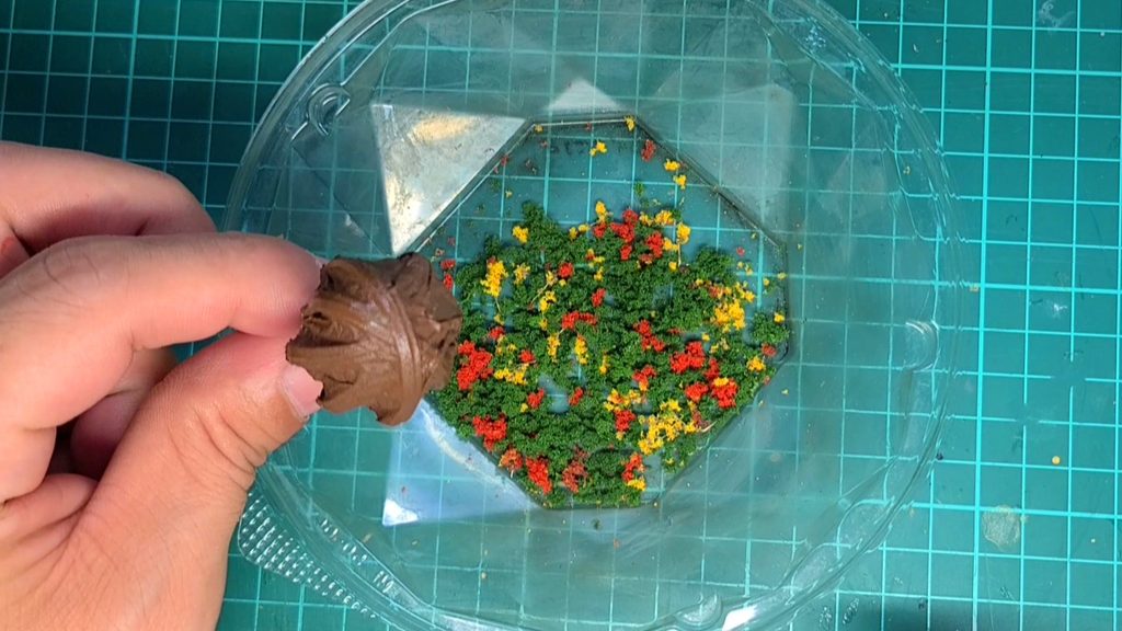 ウッディジョー1/50陽明門用のさつき制作 容器の中に手でちぎった赤や黄色の紅葉素材