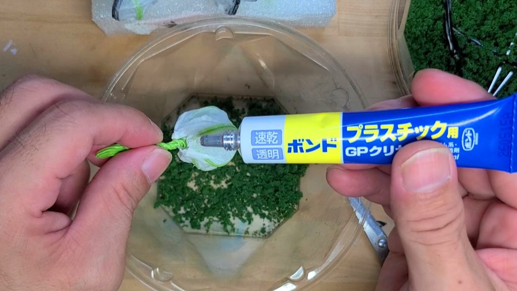 ウッディジョー1/50陽明門 ジオラマ用のさつき制作で、ティッシュを巻いた骨組みの表面にコニシ製ボンドGクリヤーを塗る