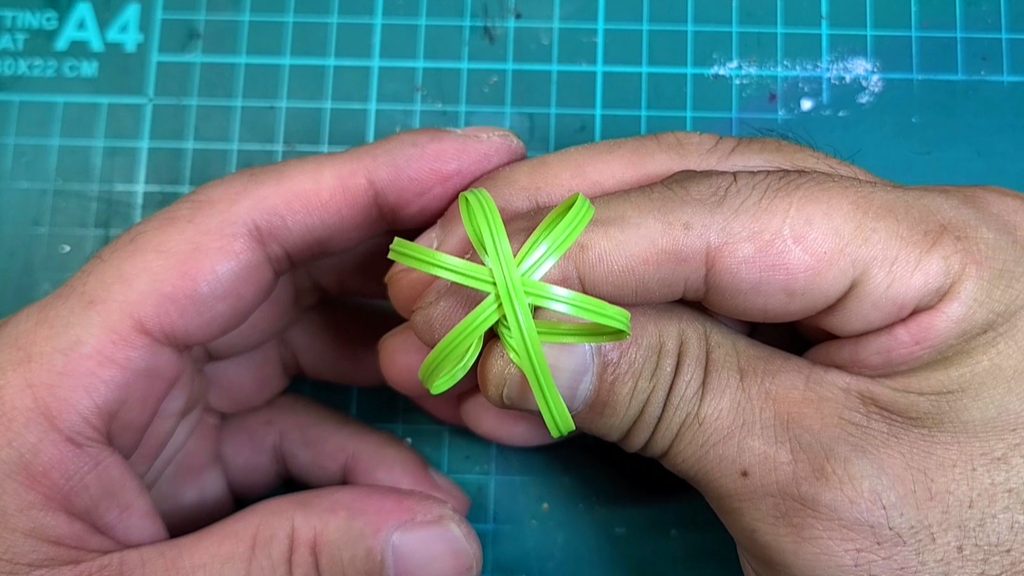 ウッディジョー1/50陽明門の階段脇に置く手作りさつきのビニタイを放射状に広げて骨組みが完成