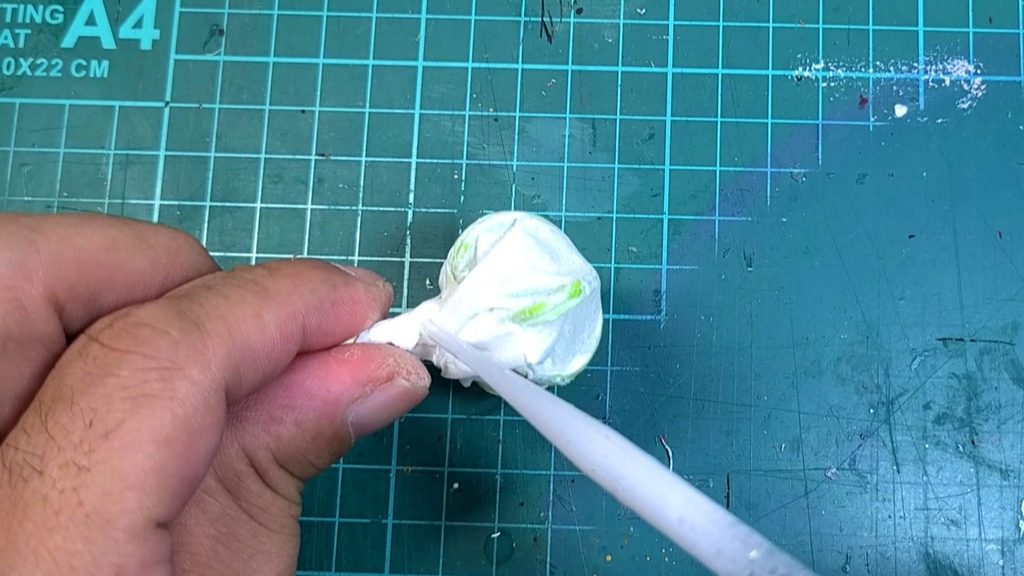 ウッディジョー1/50陽明門 手作りさつき制作でビニタイに貼ったティッシュに水で薄めた木工用ボンドを塗布