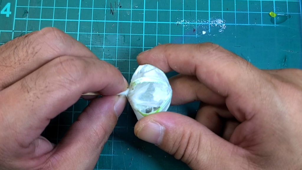 ウッディジョー1/50陽明門ジオラマ用のさつきの根本を手で押さえながら水で濡れて破れやすくなったティッシュの様子を確認