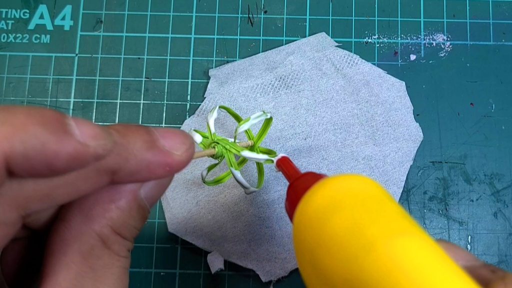 ウッディジョー1/50陽明門 ジオラマ用のさつきのビニタイ骨組みに木工用ボンドを塗りながらティッシュを接着