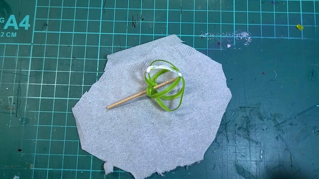 ウッディジョー1/50陽明門 手作りさつき制作 丸く切ったティッシュとビニタイの骨組み