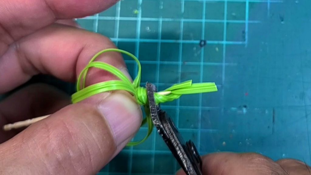 ウッディジョー1/50日光東照宮陽明門 爪楊枝に巻き付けた緑のビニタイの余分な端をニッパーを使って根元からカット