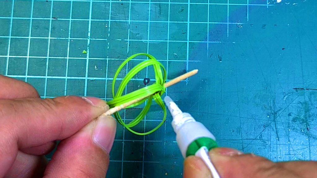 ウッディジョー1/50陽明門ジオラマ用のさつき作りで爪楊枝とビニタイの接着面にゼリー状ボンドを塗布して固定